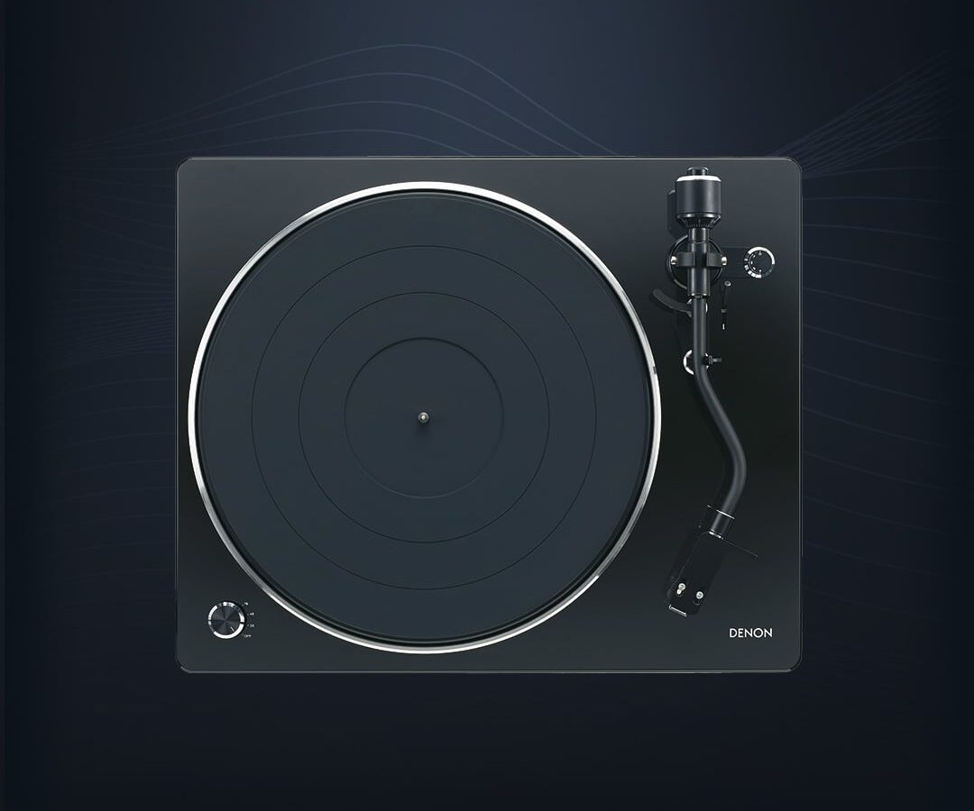 Toca-discos Denon DP-400 preto visto de cima, com prato, braço em S e cápsula montada