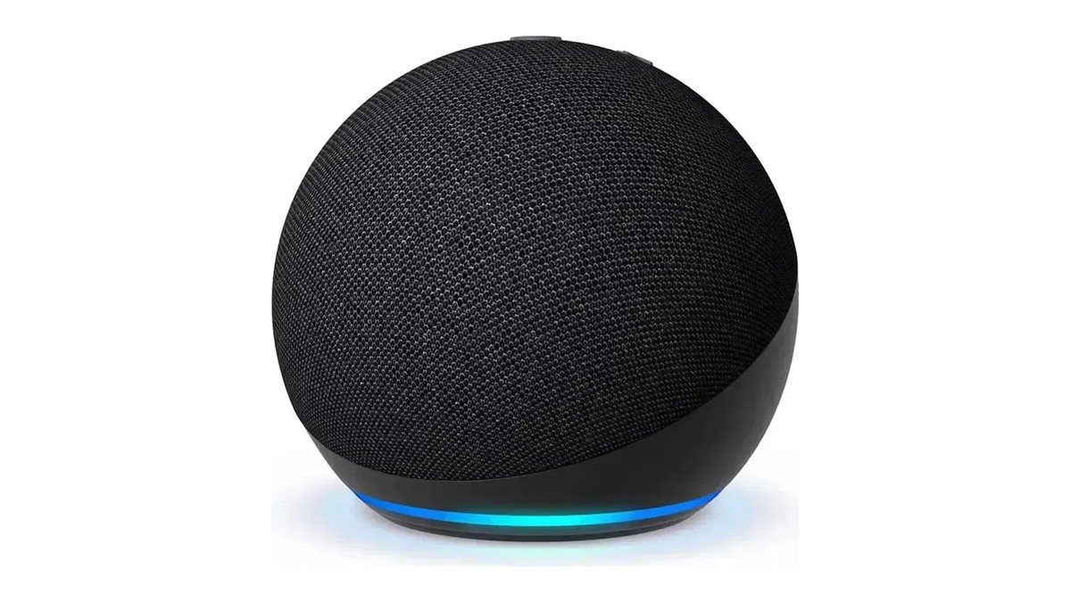 Echo Dot 5ª geração na cor preta, smart speaker esférico da Amazon com anel de luz azul na base, sobre fundo branco