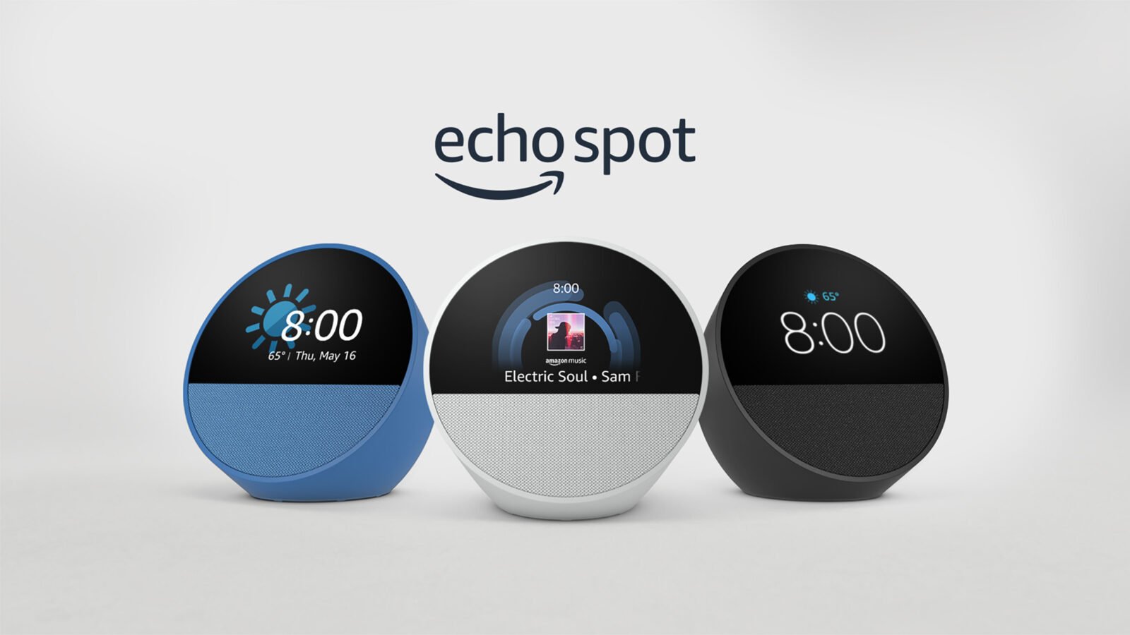 Três Echo Spot (2024) nas cores azul, branca e preta, com telas exibindo relógio, clima e música tocando