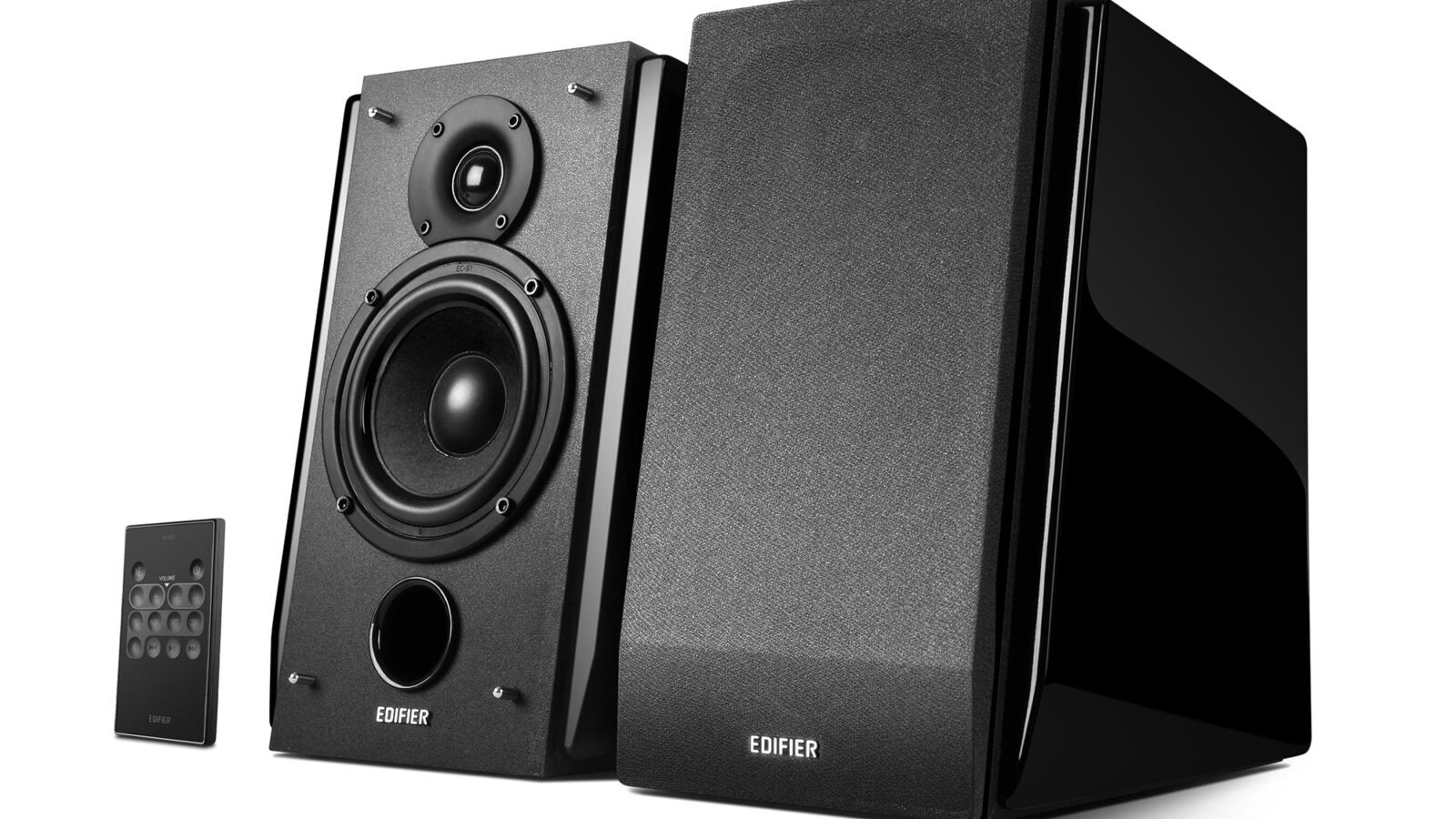 Par de caixas ativas Edifier R1850DB pretas, uma com a grade removida mostrando tweeter e woofer, ao lado do controle remoto