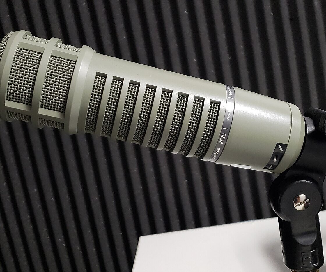 Microfone Electro-Voice RE20 em cabine de locução