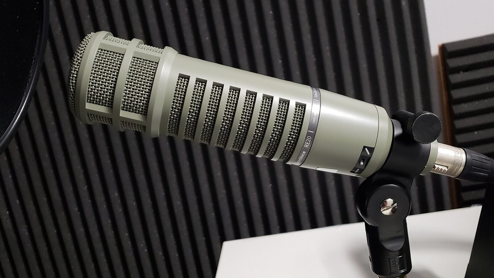 Microfone Electro-Voice RE20 em cabine de locução