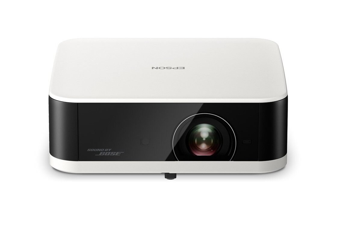 Projetor Epson branco com frente preta e identificação Sound by Bose