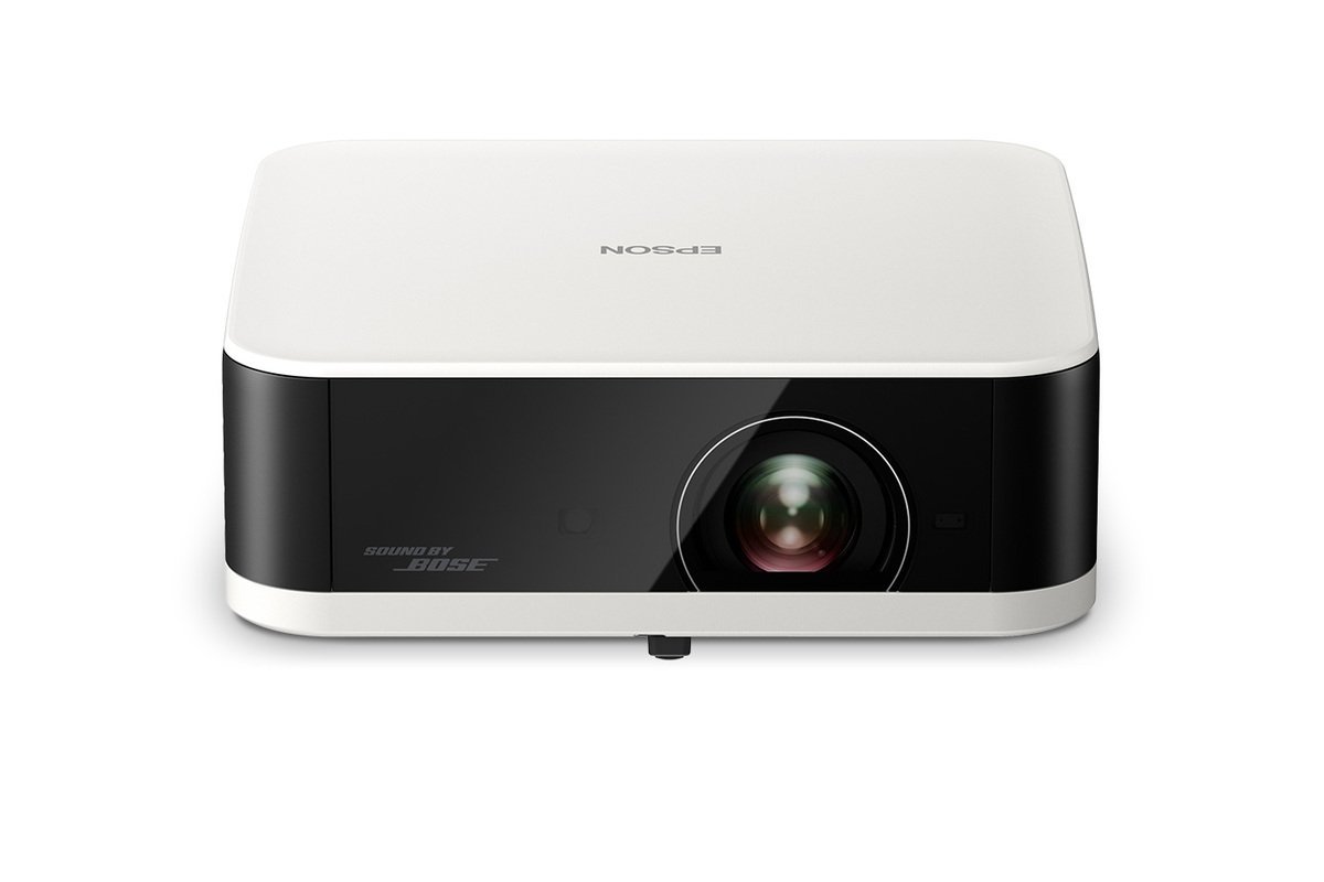 Projetor Epson branco com frente preta e identificação Sound by Bose