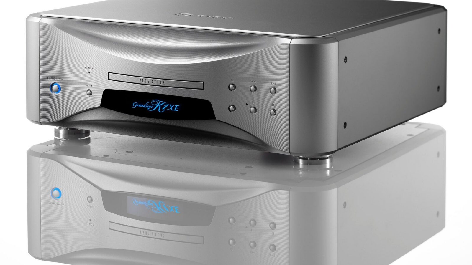 Player de SACD Esoteric Grandioso K1XE em alumínio prateado, visto em ângulo de três quartos, com bandeja de disco e display azul