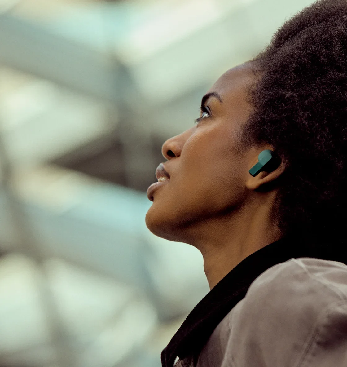 Fones sem fio Fairphone Fairbuds 2 e estojo de carga em detalhe
