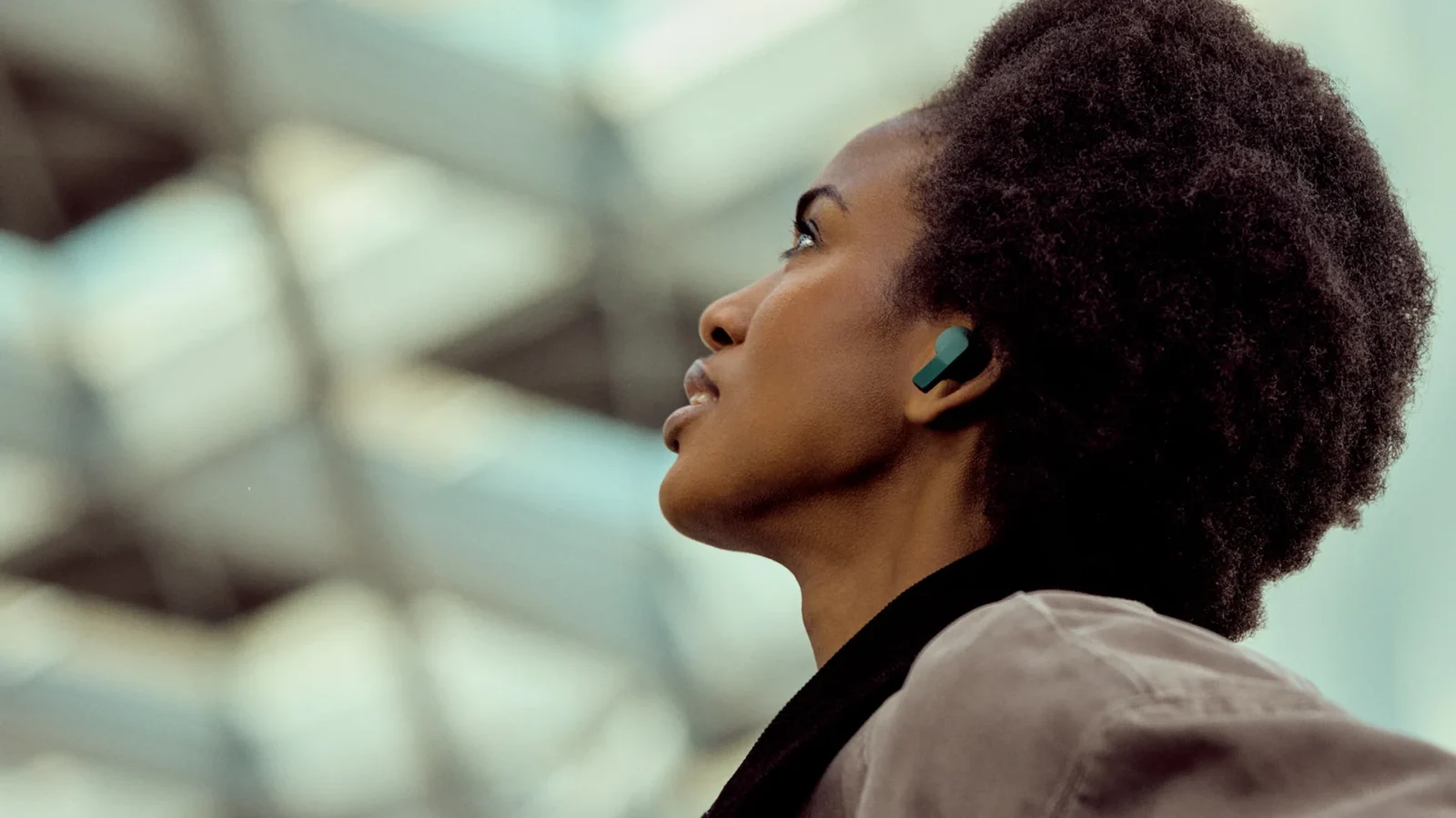 Fones sem fio Fairphone Fairbuds 2 e estojo de carga em detalhe