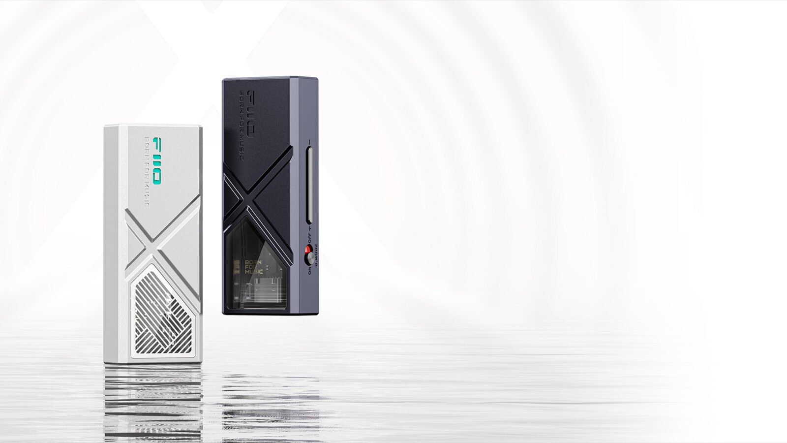 Dongle DAC FiiO KA13 nas cores prata e preta, com o interruptor do modo desktop na lateral