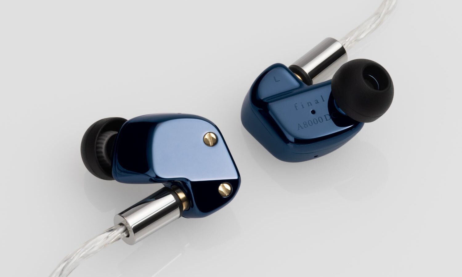 Par de fones in-ear final A8000 DC com corpo de aço inox azul-marinho espelhado, parafusos dourados e cabo MMCX transparente prateado