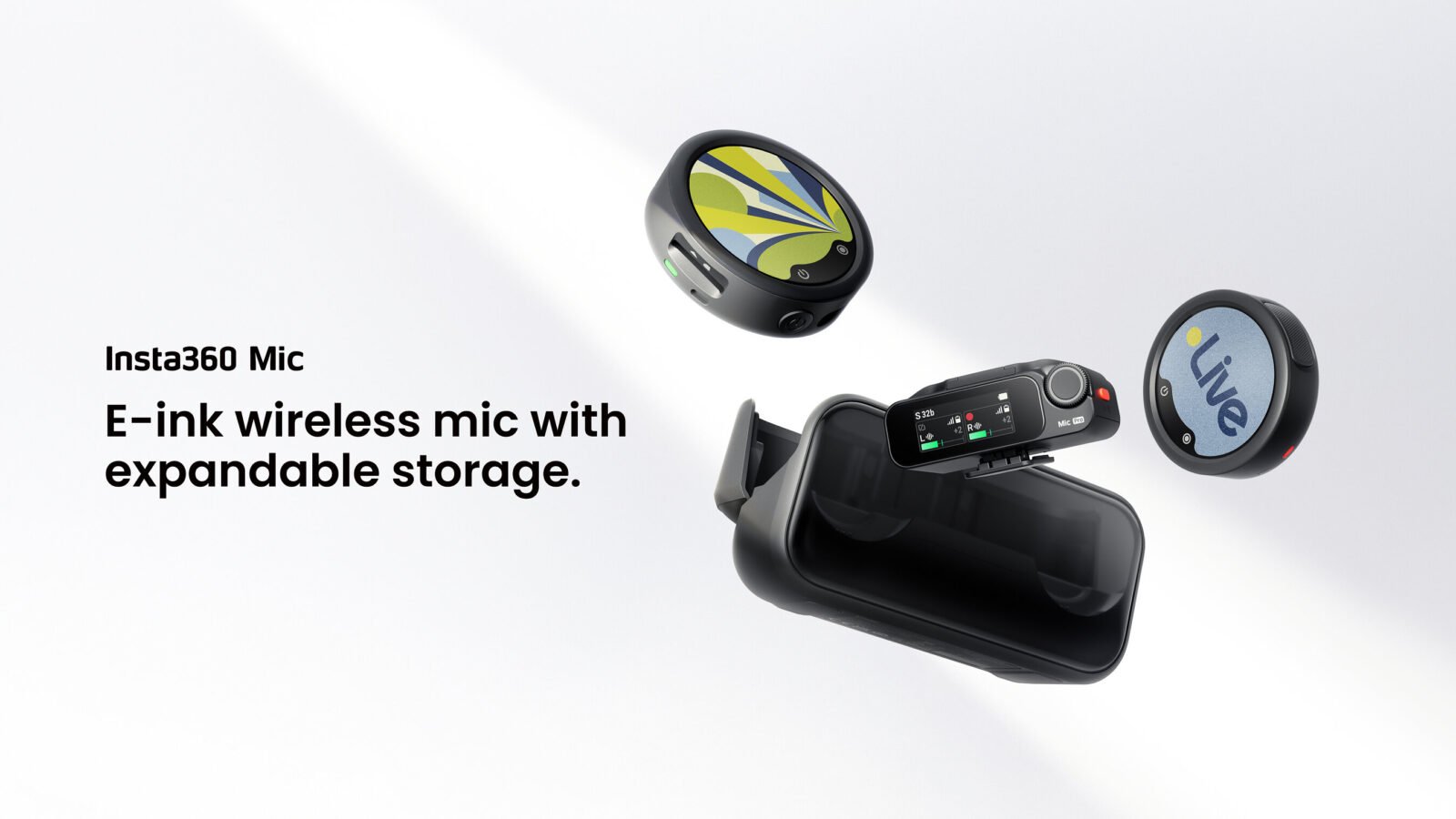Dois transmissores redondos do Insta360 Mic com telas E-Ink personalizadas, ao lado do receptor e do estojo de carga