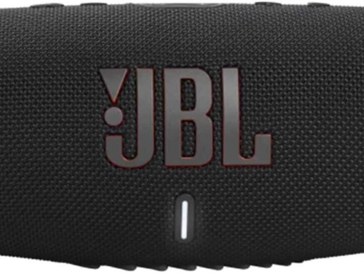 JBL Charge 5 ainda vale a pena em 2026? Análise de ficha técnica e o problema do preço