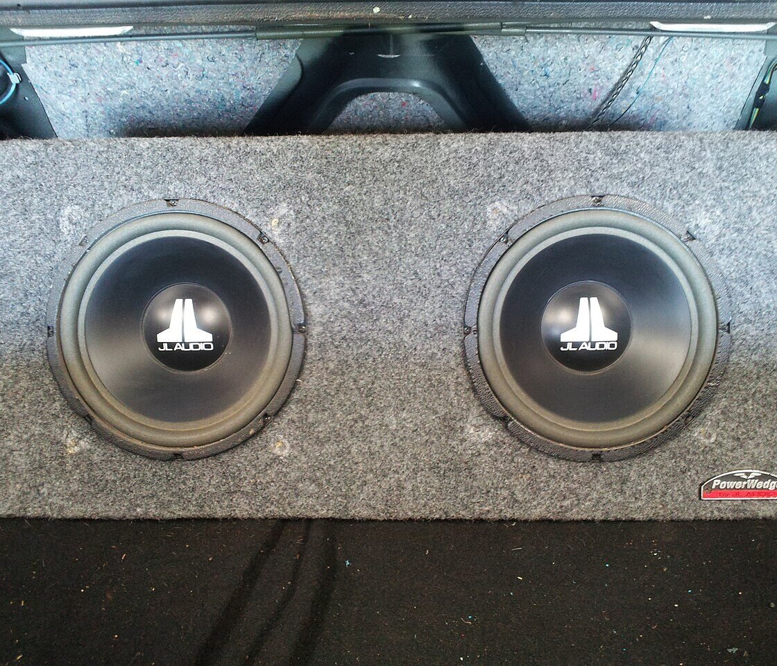 Dois subwoofers JL Audio de 10 polegadas da série W0 original montados em caixa PowerWedge
