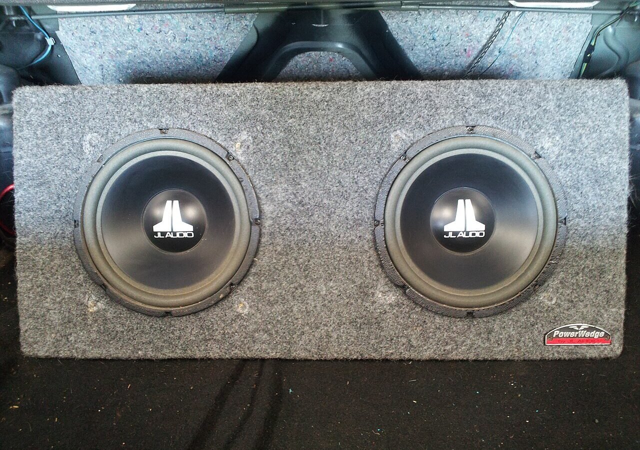 Dois subwoofers JL Audio de 10 polegadas da série W0 original montados em caixa PowerWedge