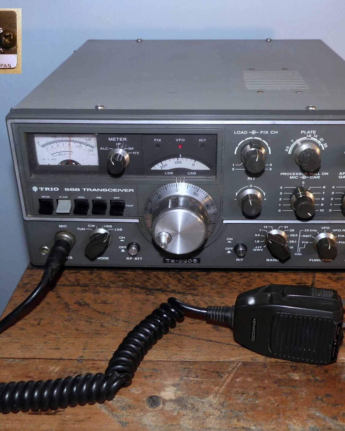 Transceptor de rádio amador TRIO TS-520S, fabricado pela Trio, empresa que depois virou Kenwood, com painel prateado e mostradores analógicos