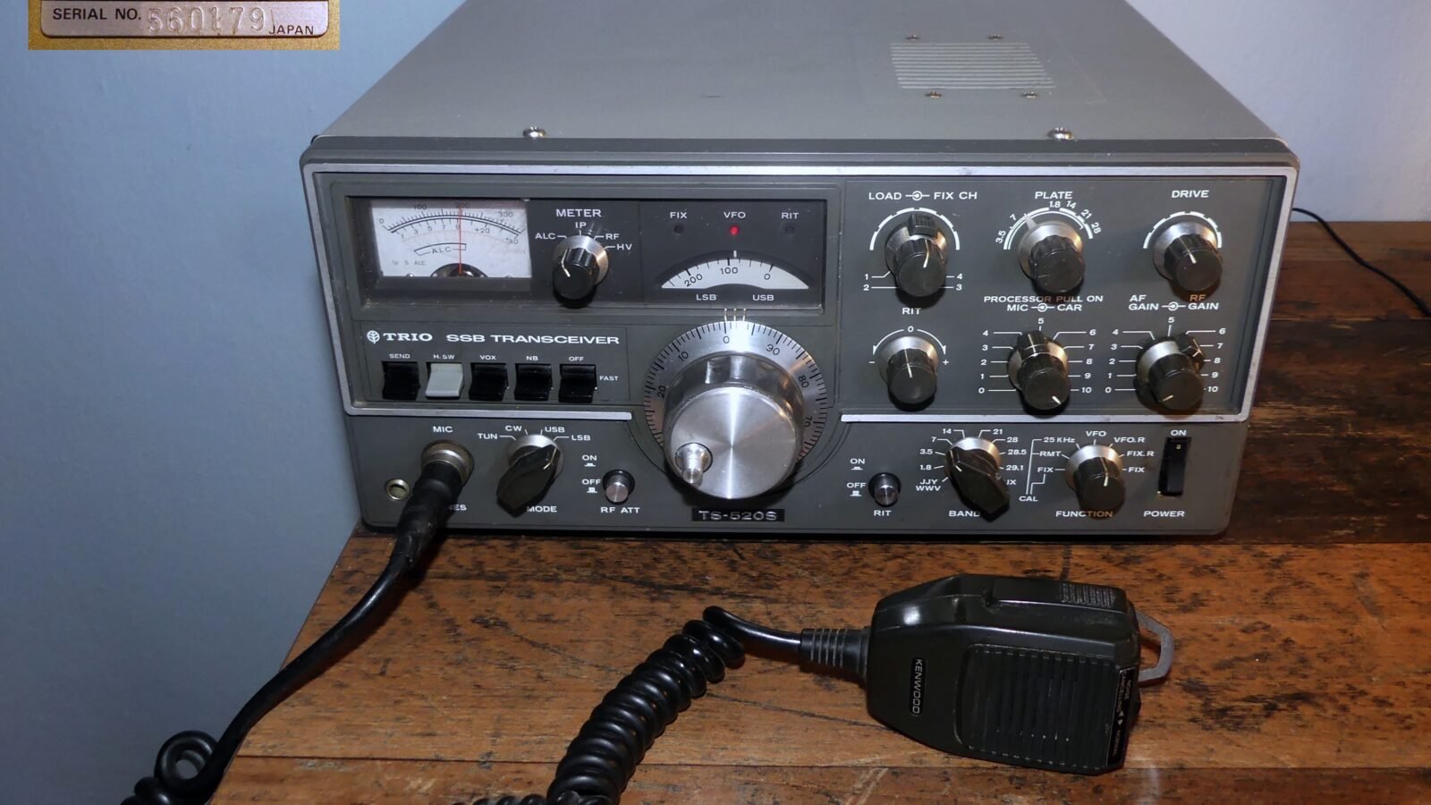 Transceptor de rádio amador TRIO TS-520S, fabricado pela Trio, empresa que depois virou Kenwood, com painel prateado e mostradores analógicos