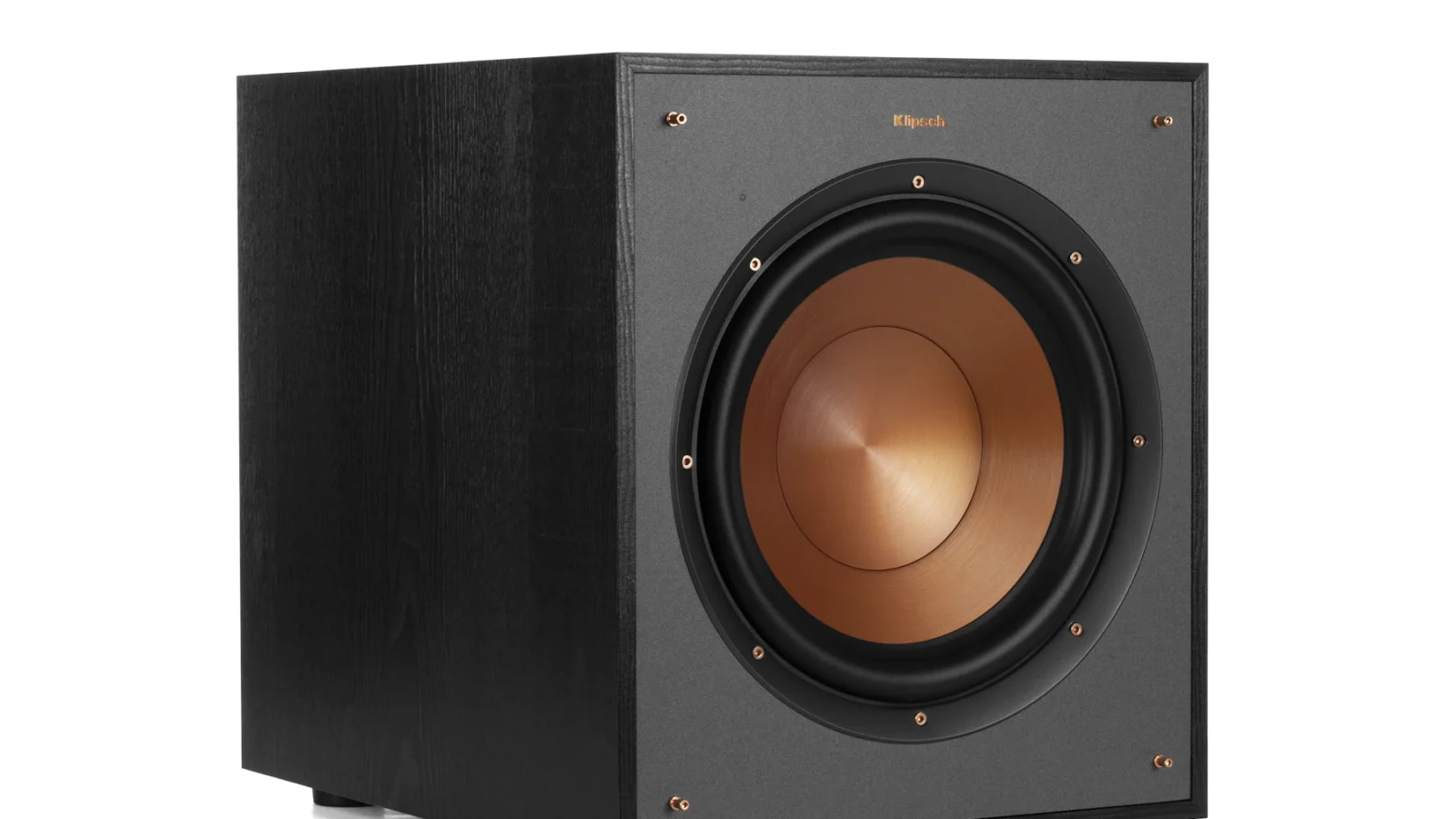 Subwoofer Klipsch R-100SW em ângulo, gabinete preto com acabamento amadeirado e woofer frontal de 10 polegadas com cone cobreado