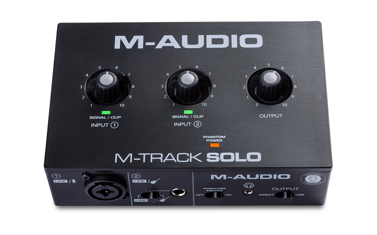 Interface de áudio M-Audio M-Track Solo vista de frente em ângulo, com entrada combo, chaves de phantom e Direct/USB e botões de ganho