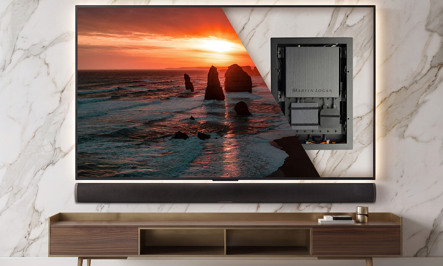 Receiver MartinLogan USR51 instalado em caixa de embutir na parede atrás de uma TV, com soundbar abaixo