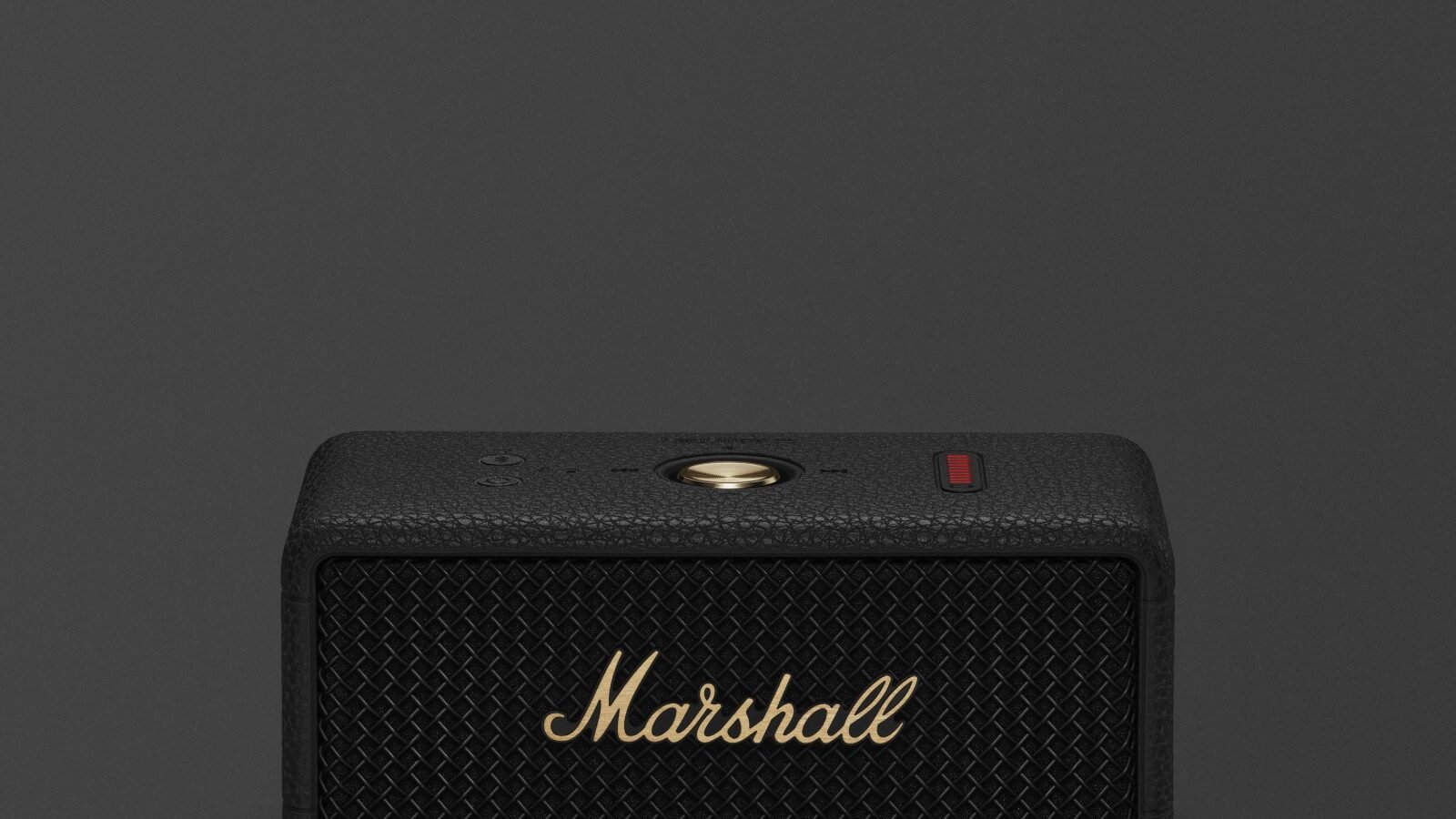 Caixa bluetooth portátil Marshall Emberton III na cor preta com detalhes dourados, vista de frente