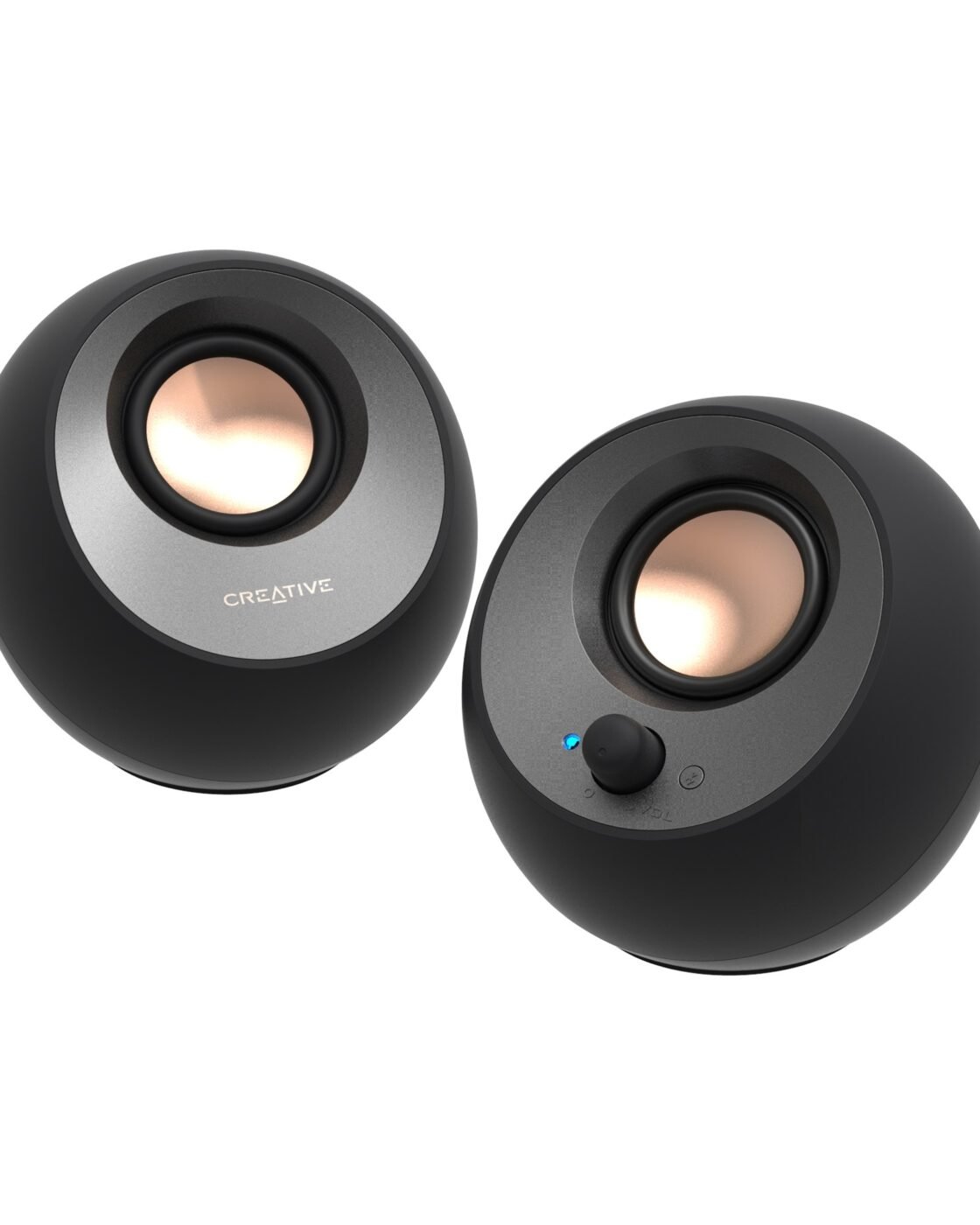 Par de caixas de som Creative Pebble V3 pretas, de formato esférico, com drivers inclinados e botão de volume frontal