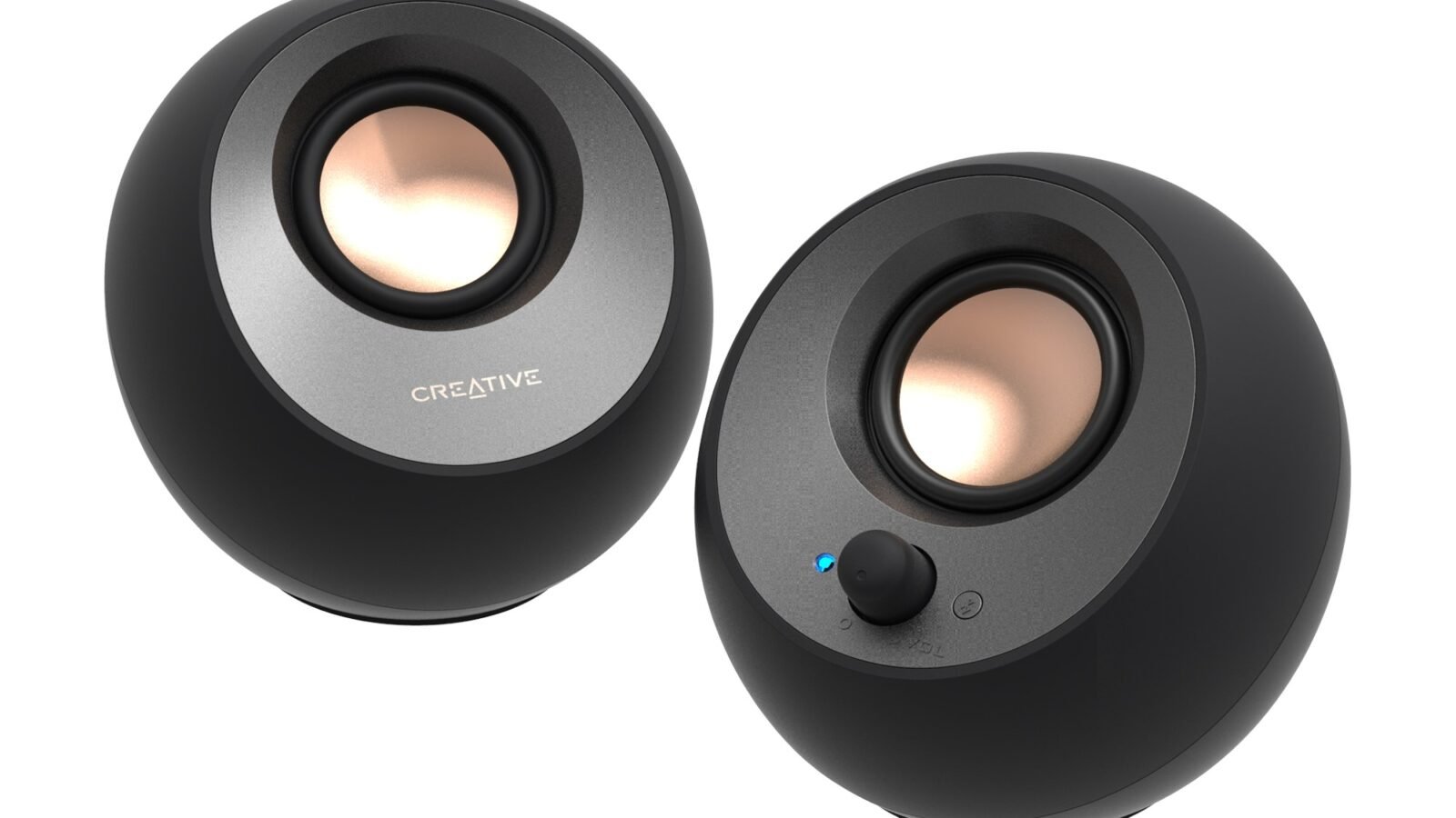 Par de caixas de som Creative Pebble V3 pretas, de formato esférico, com drivers inclinados e botão de volume frontal