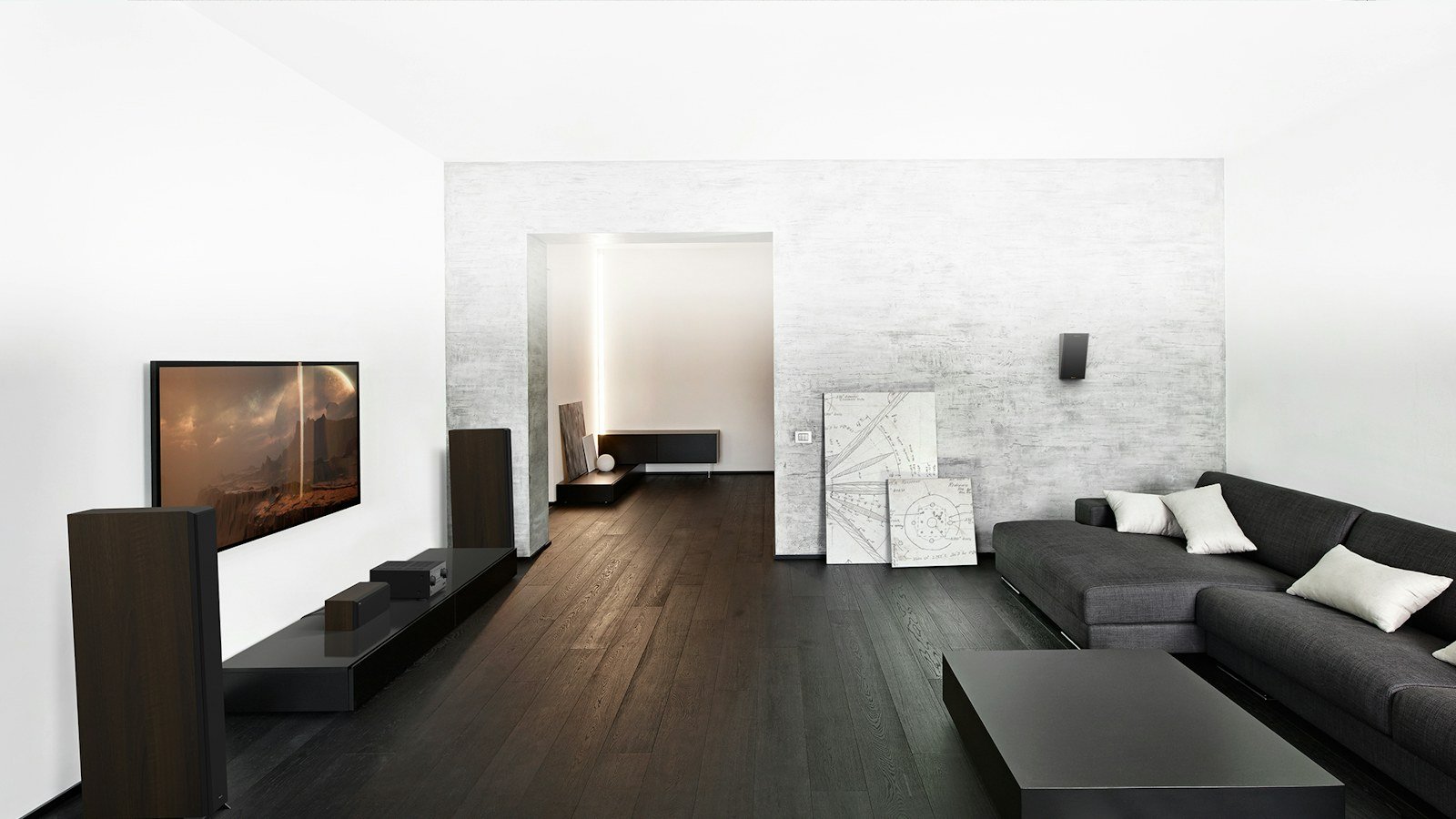 Par de caixas torre Klipsch Reference Premiere em sala de home theater com móveis escuros