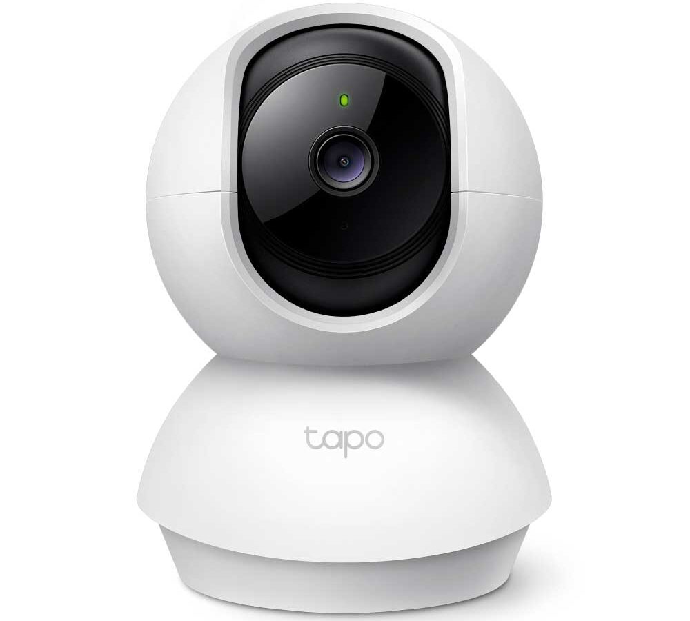 Câmera Wi-Fi TP-Link Tapo branca com cabeça giratória, usada como babá eletrônica no quarto do bebê