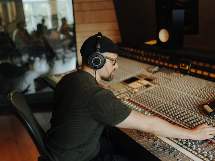 Os melhores fones abertos para mixagem em home studio em 2026: do AKG K240 MKII ao ATH-R70xa