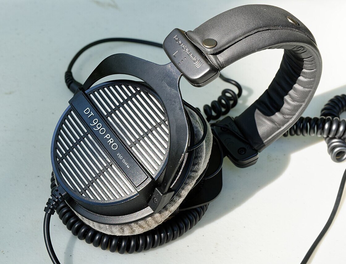 Headphone aberto Beyerdynamic DT 990 Pro com conchas de grade metálica e almofadas de veludo cinza