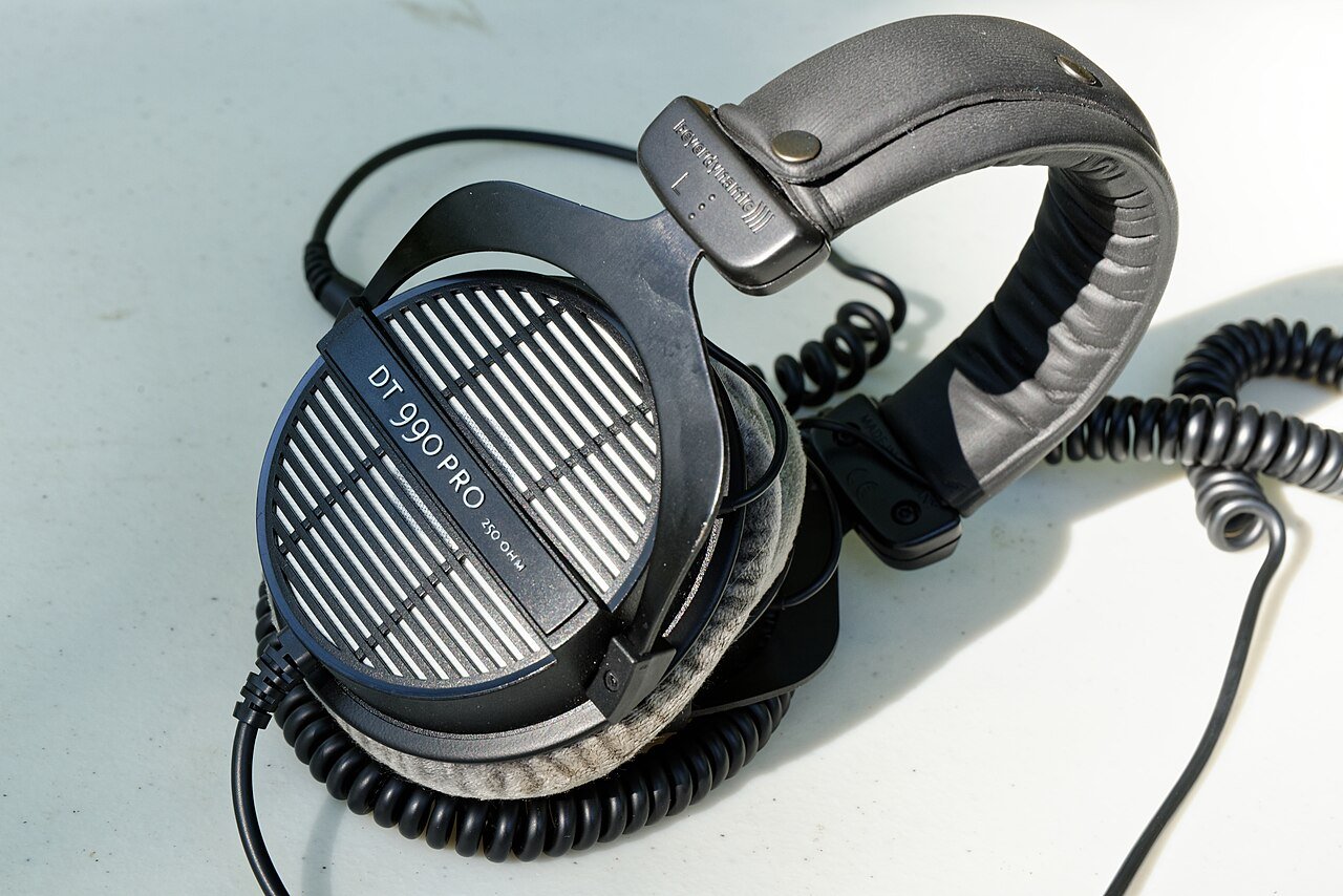Headphone aberto Beyerdynamic DT 990 Pro com conchas de grade metálica e almofadas de veludo cinza