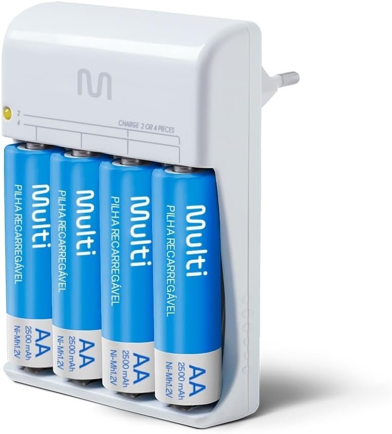 Carregador de pilhas Multi branco de tomada com quatro pilhas recarregáveis AA azuis encaixadas