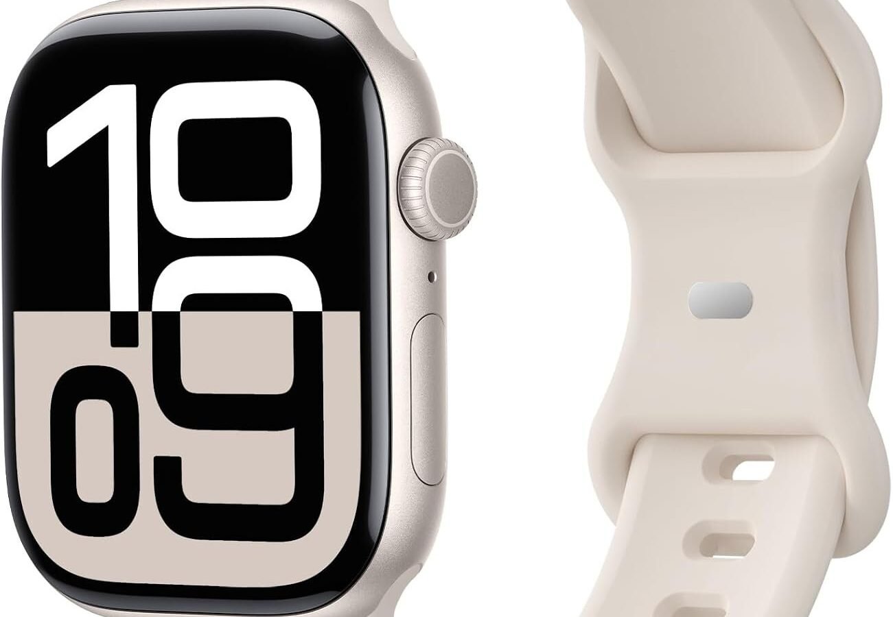 Apple Watch com pulseira esportiva de silicone na cor estelar, tela mostrando a hora