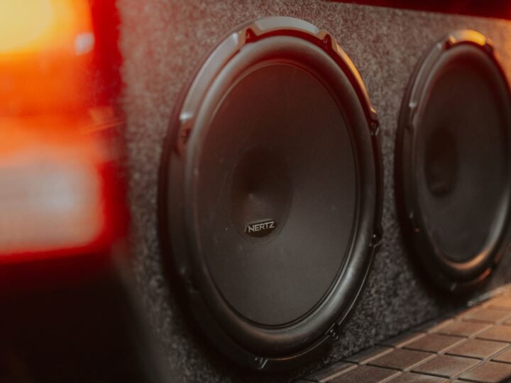 6 melhores subwoofers automotivos para caixa selada no porta-malas em 2026: grave limpo de R$ 280 a R$ 750