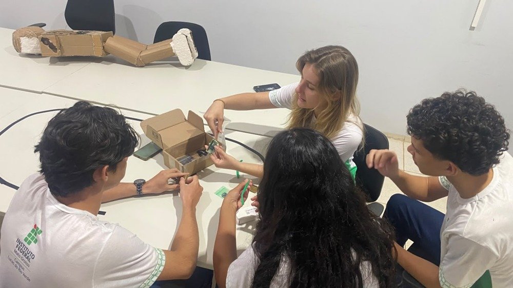 Estudantes de Mato Grosso desenvolvem óculos com câmera, IA e respostas em áudio