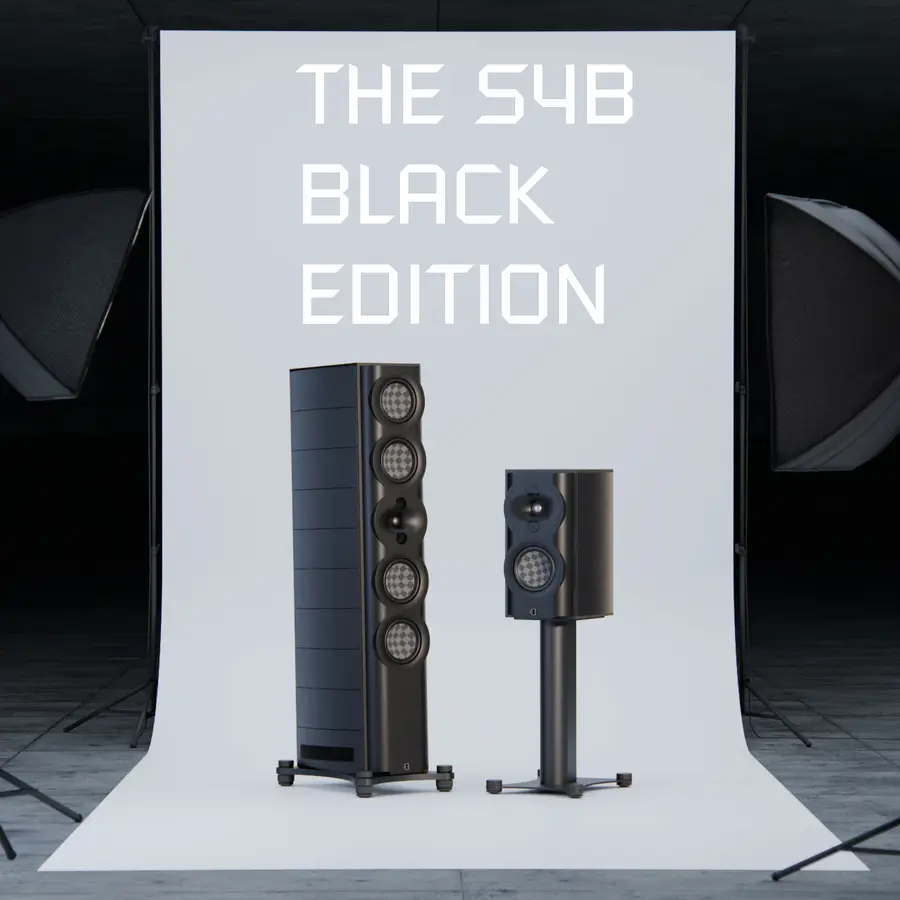 Imagem oficial da Perlisten mostrando a caixa bookshelf S4b Black Edition em pedestal ao lado da torre S7t Black Edition