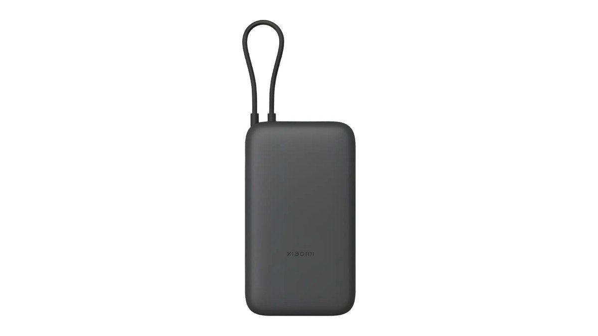 Power bank Xiaomi 20000 mAh cinza escuro com cabo USB-C integrado preso na parte de cima, sobre fundo branco
