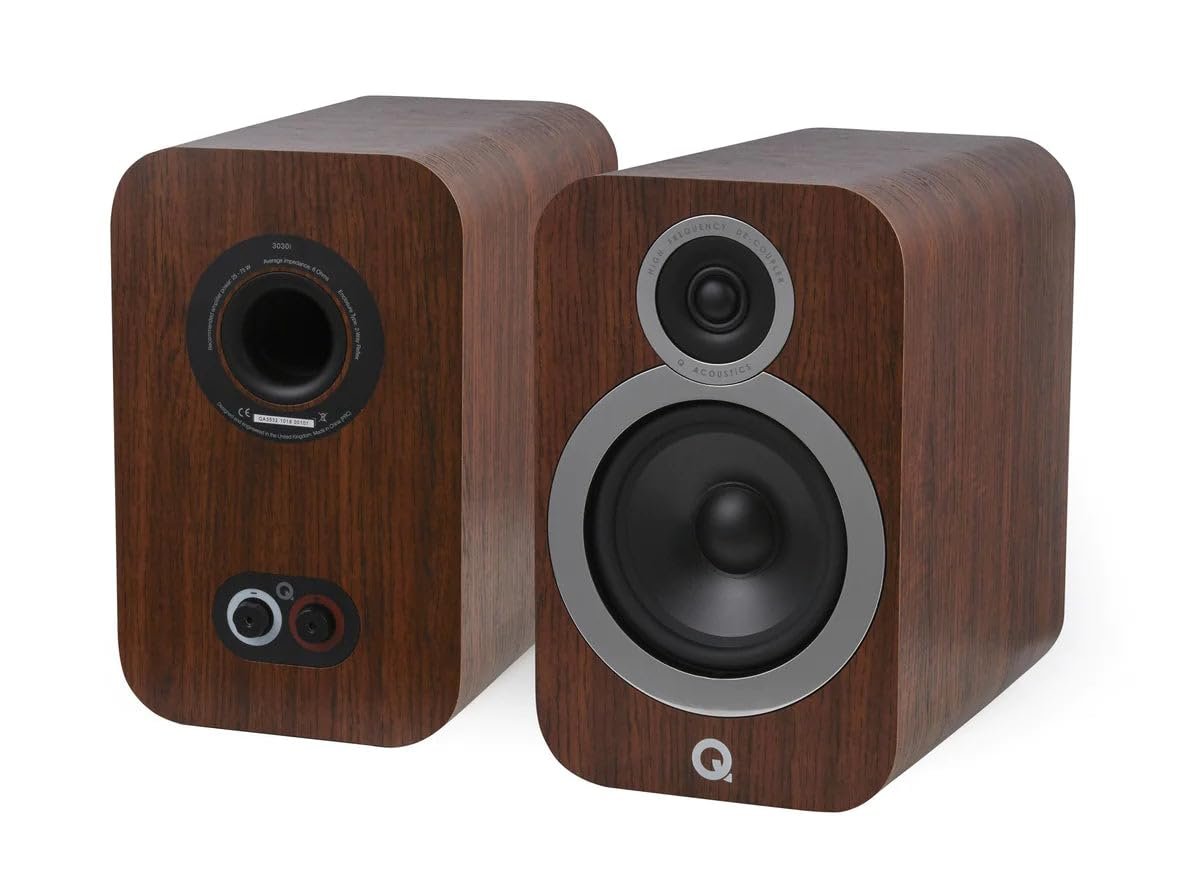 Par de caixas bookshelf Q Acoustics 3030i, em foto oficial do fabricante