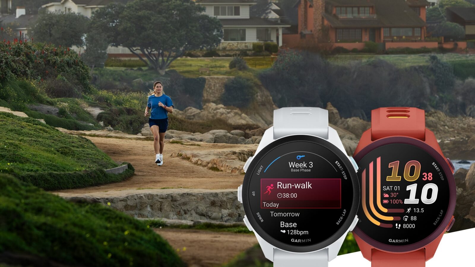 Dois relógios Garmin Forerunner, um branco com treino de corrida na tela e um coral com o mostrador de hora, à frente de uma mulher correndo numa trilha