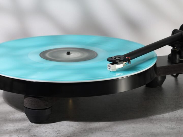 Rega Replay: novo toca-discos de entrada tem plinto esqueletal, braço RB110 e cápsula Carbon de fábrica