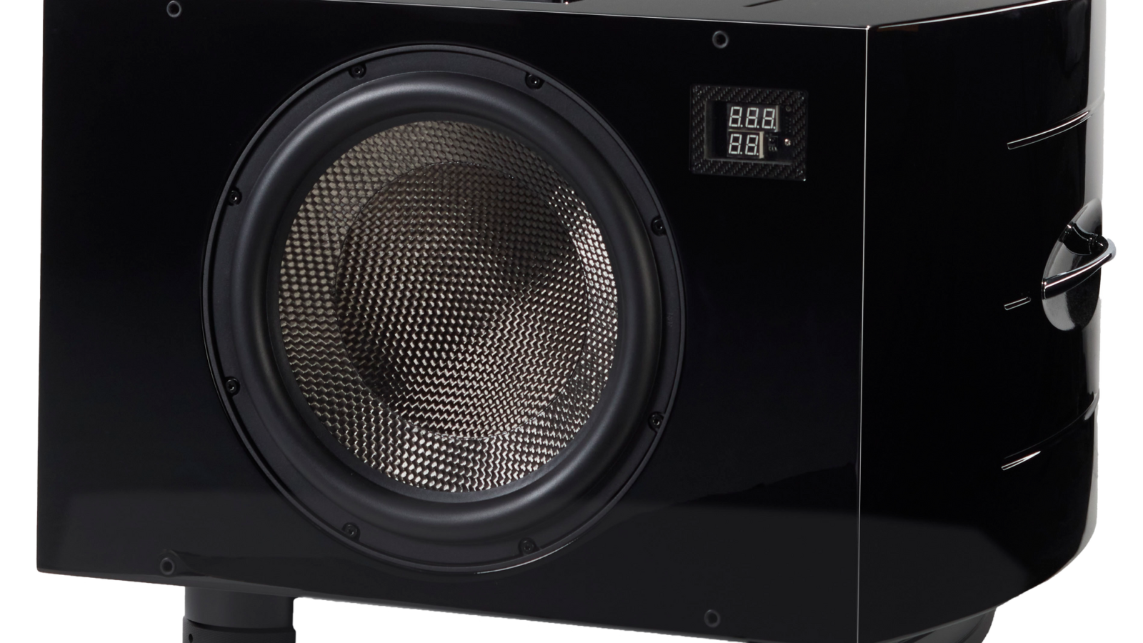 Subwoofer REL No.36 em laca preta piano visto em ângulo de três quartos, com grade curva e detalhes em fibra de carbono