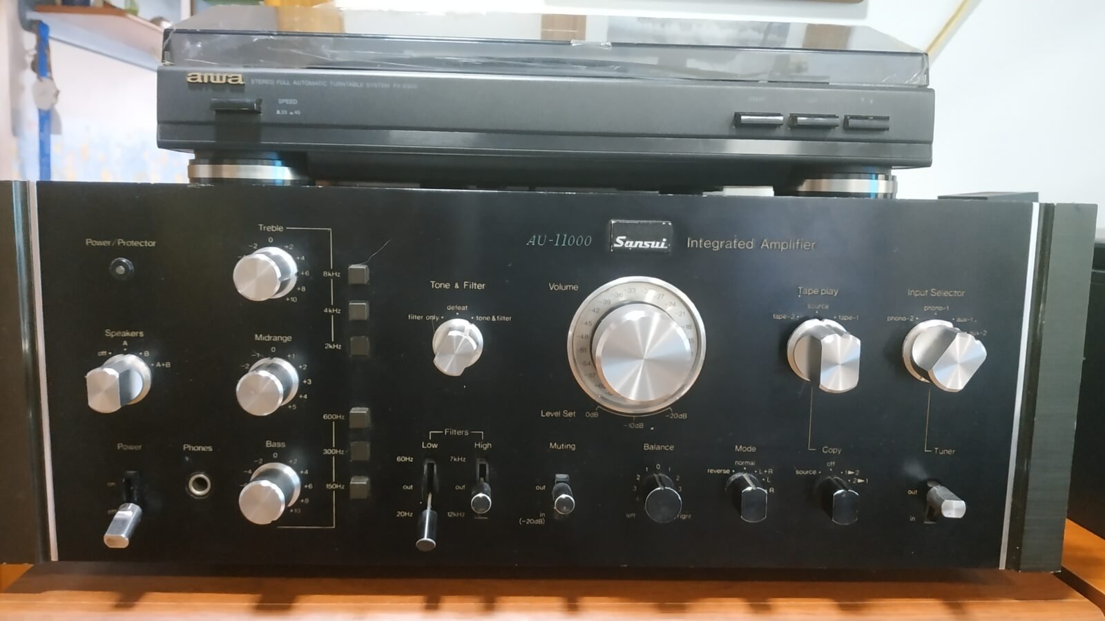 Amplificador integrado Sansui AU-11000 dos anos 1970 com painel frontal prateado e botões de controle
