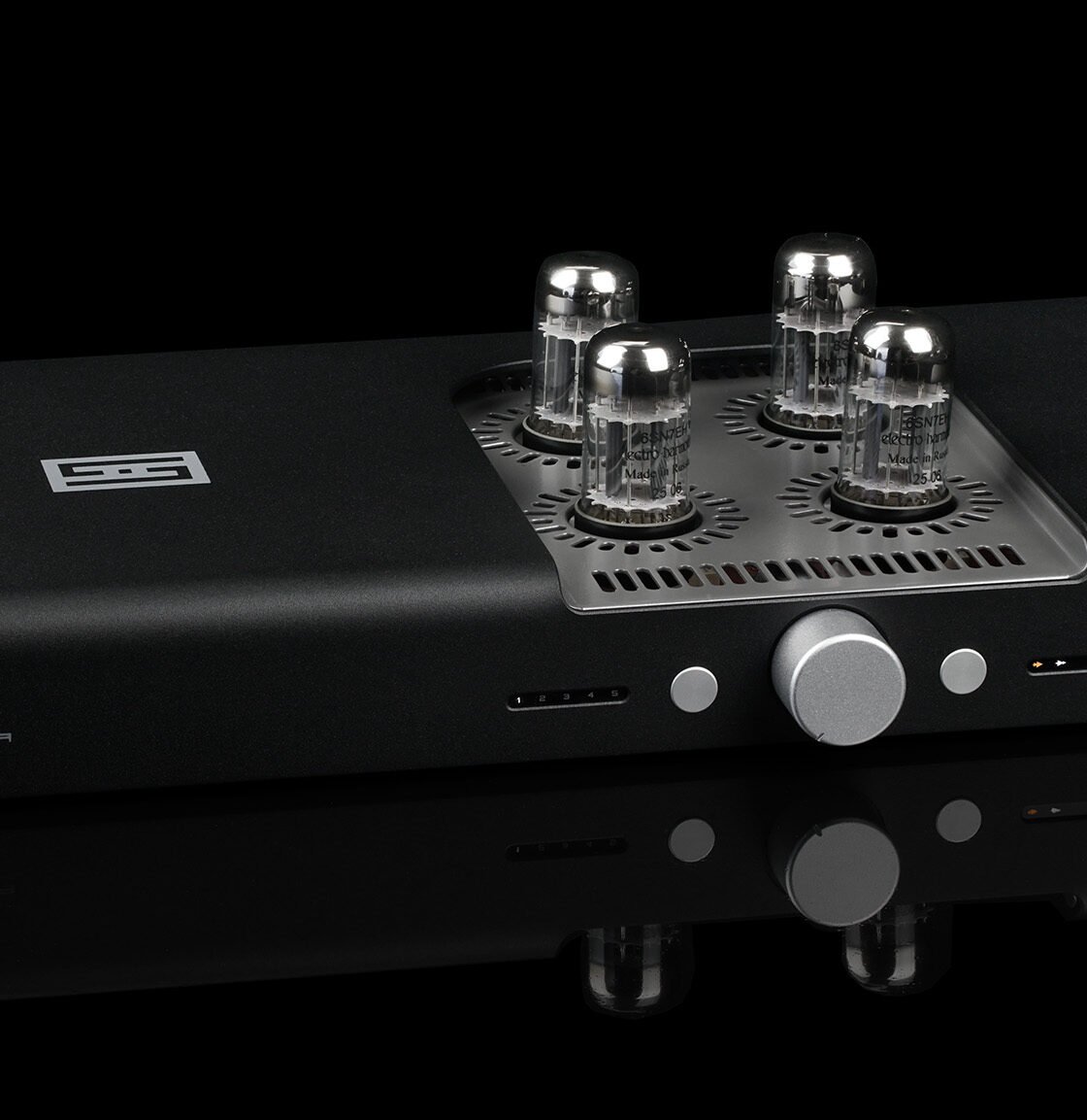 Pré-amplificador Schiit Freya 2 preto visto de frente, com quatro válvulas no topo e tela no painel