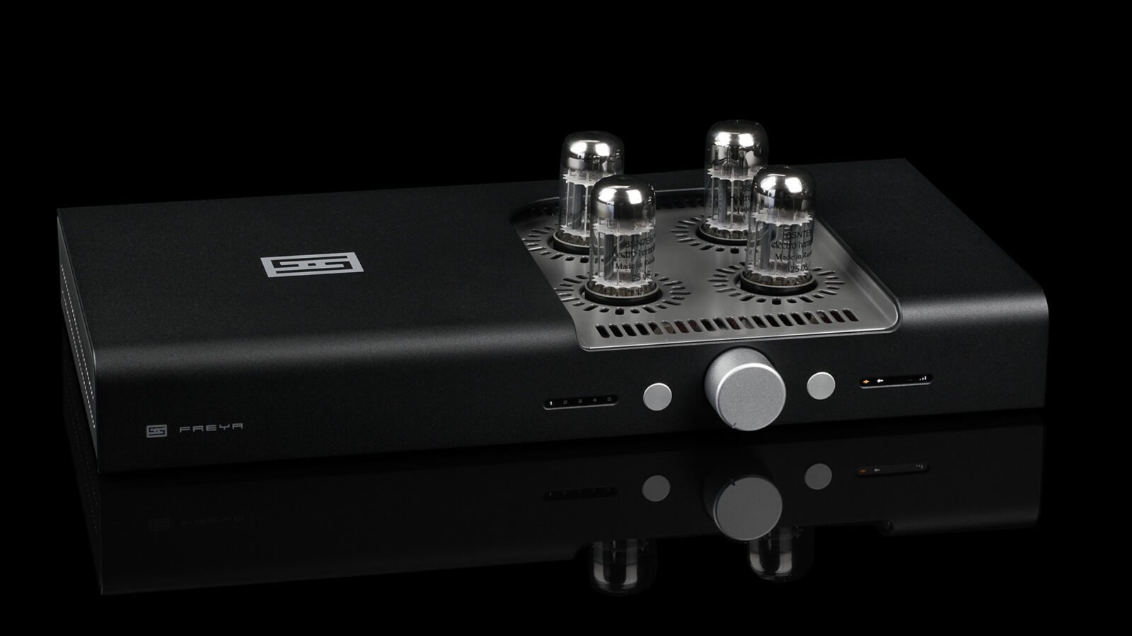 Pré-amplificador Schiit Freya 2 preto visto de frente, com quatro válvulas no topo e tela no painel
