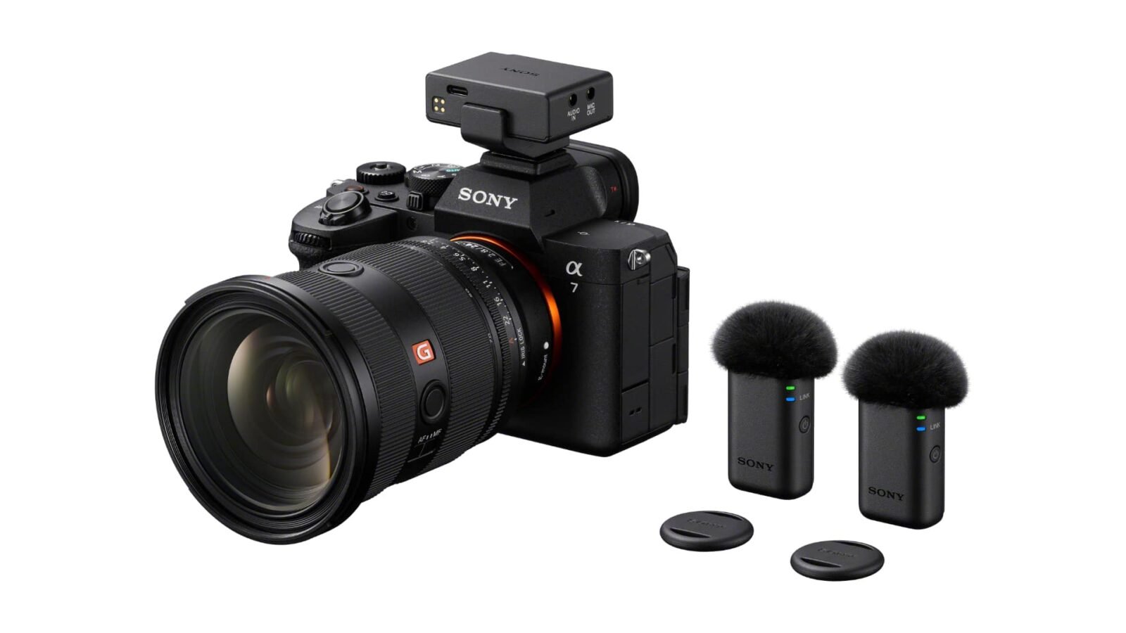 Kit Sony ECM-W5 com receptor encaixado na sapata de uma câmera Sony Alpha e dois transmissores com espuma antivento, imagem de divulgação