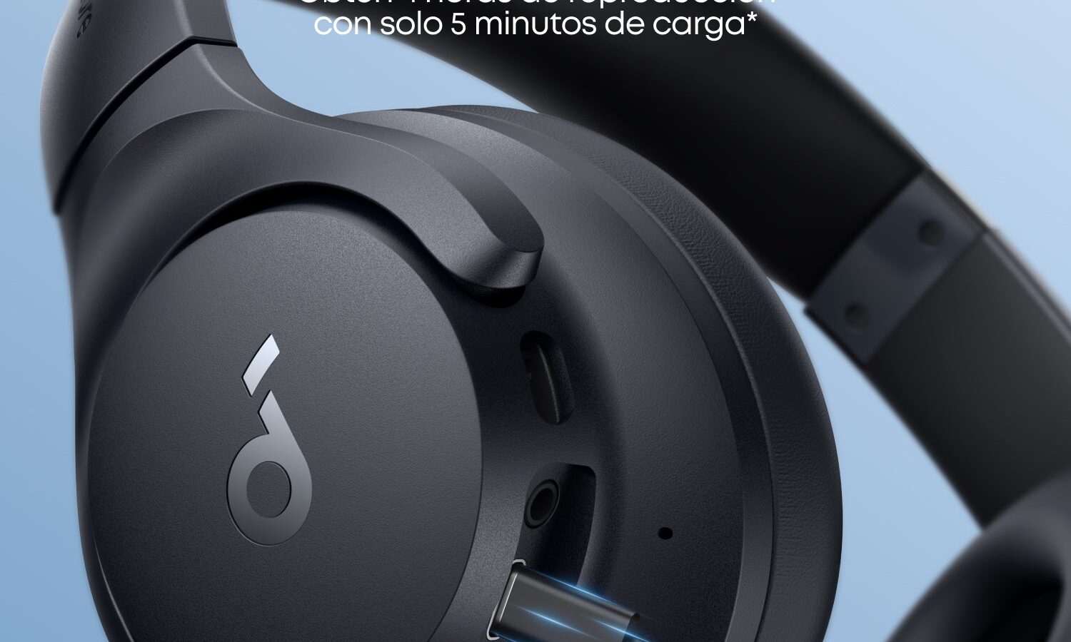 Headphone soundcore Q20i preto em close, mostrando a concha com logotipo e o cabo USB-C conectado para carga