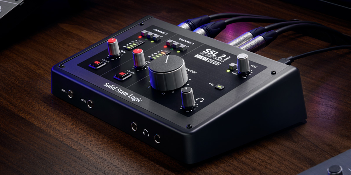 Interface de áudio SSL 2 MKII da Solid State Logic sobre mesa de madeira, com cabos XLR conectados