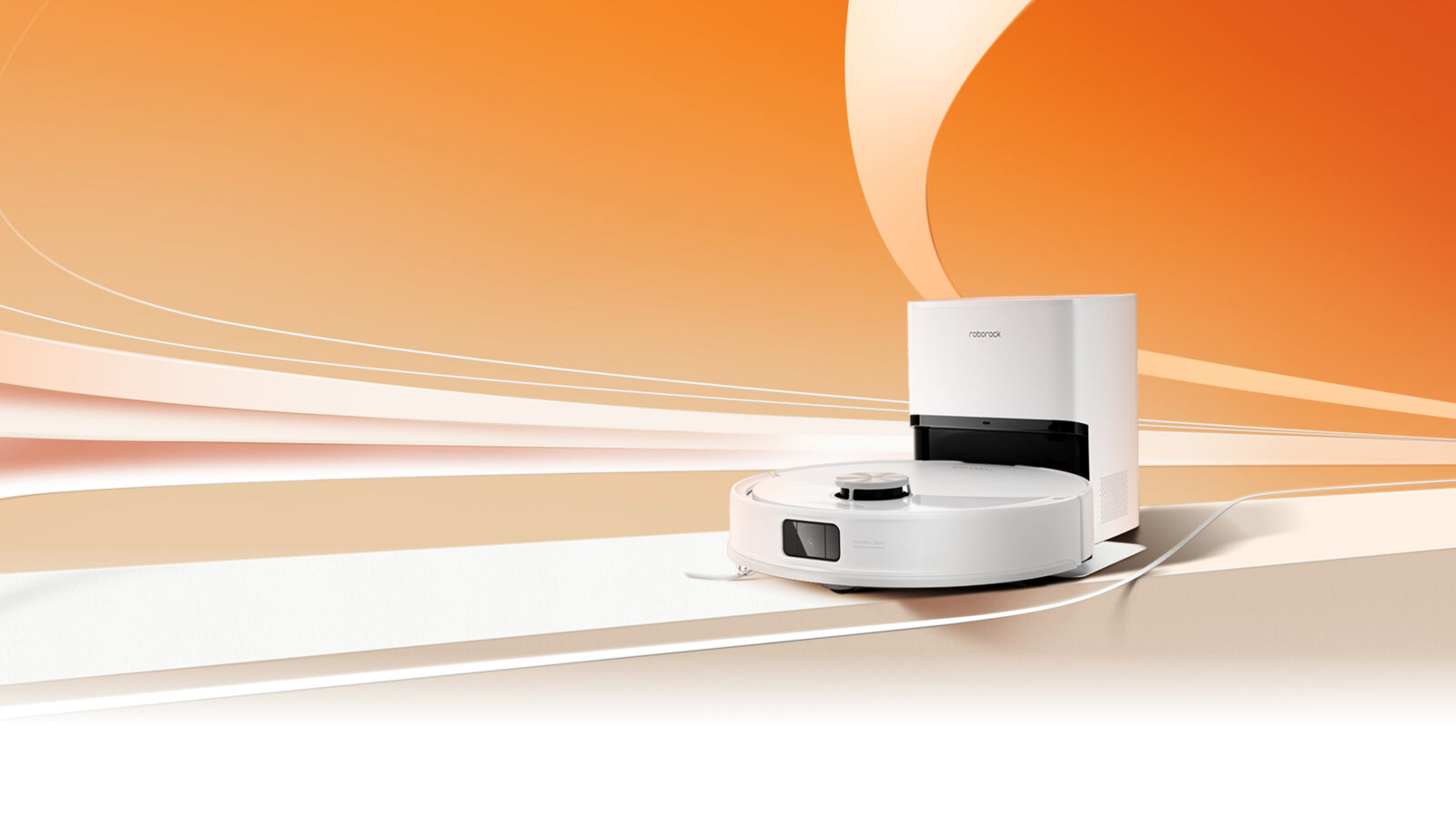 Robô aspirador Roborock Q10 branco com torre de laser no topo, encaixado na base RockDock Plus branca de esvaziamento automático, sobre fundo laranja