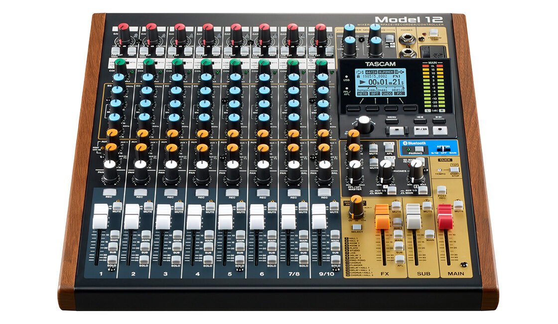 Mixer, gravador e interface TASCAM Model 12 com laterais de madeira, herdeiro atual do conceito do Portastudio