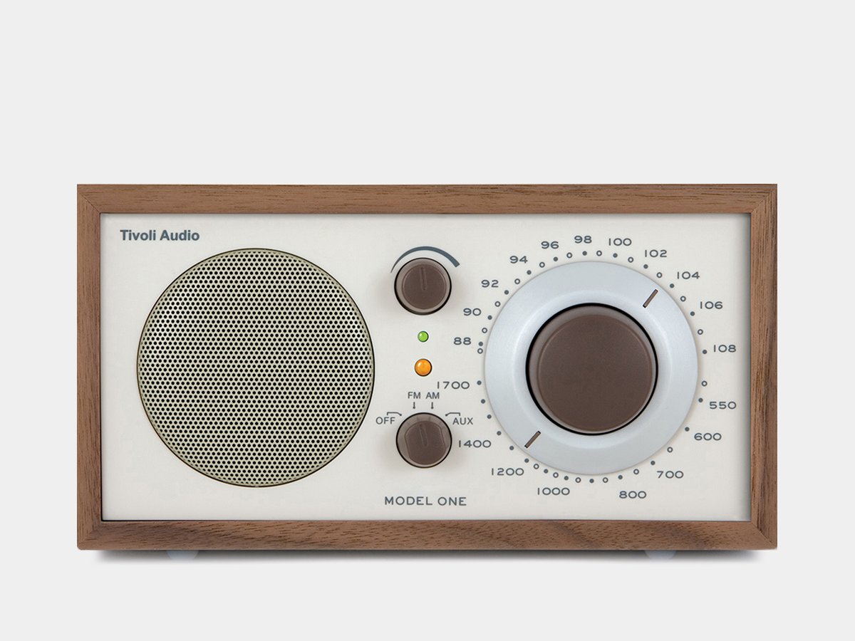 Rádio de mesa Tivoli Audio Model One com gabinete de madeira, dial de sintonia e botões de volume e fonte