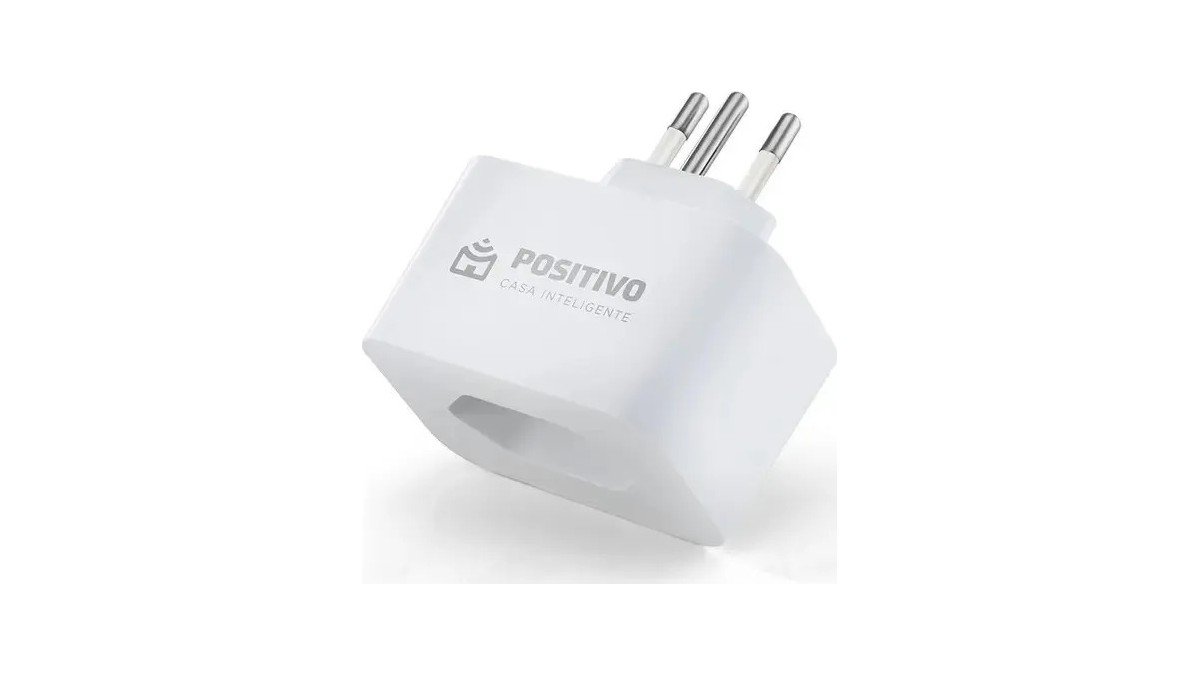 Tomada inteligente Wi-Fi Positivo Smart Plug branca, com pinos no padrão brasileiro, sobre fundo branco